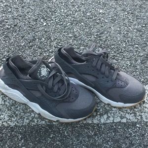 👟Unisex Huarache’s (Smoke Gray/ white)